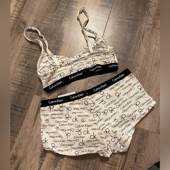Calvin Klein Logo Bra And Underwear Set - Picture 2 of 3